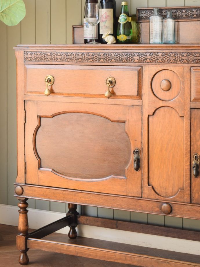 アンティーク家具らしさが漂うサイドボード