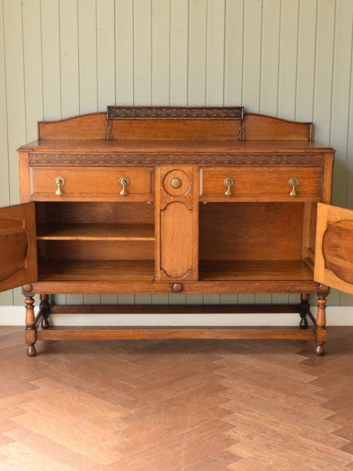 アンティークキャビネットの扉の中