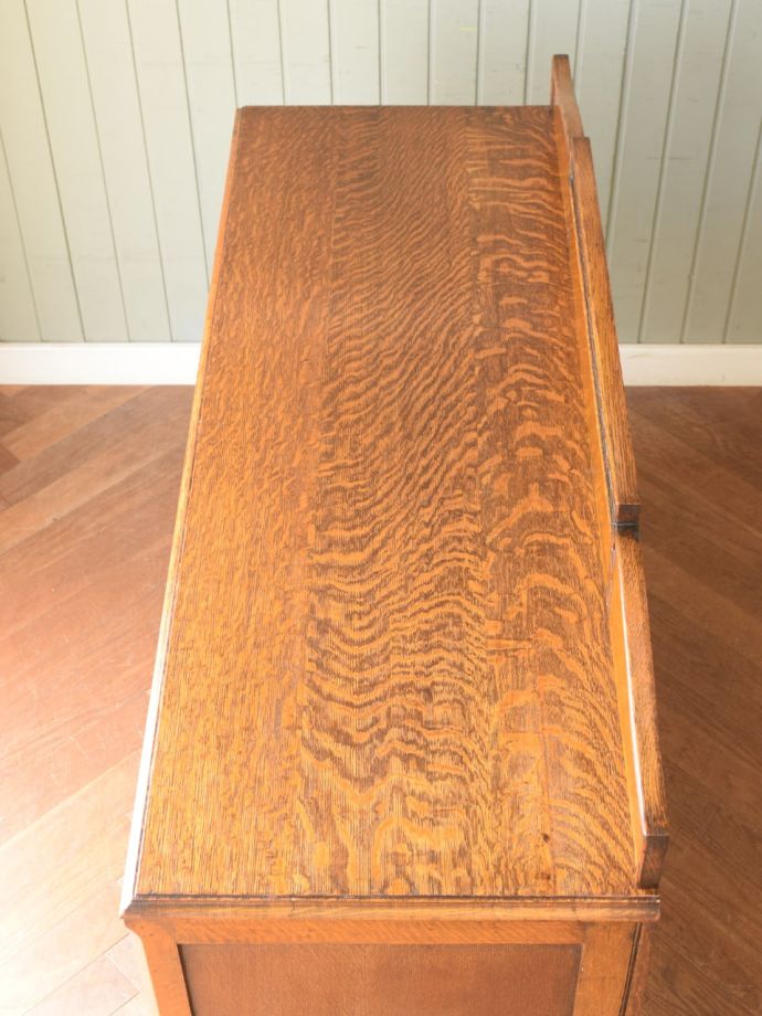 アンティークのサイドボードの天板