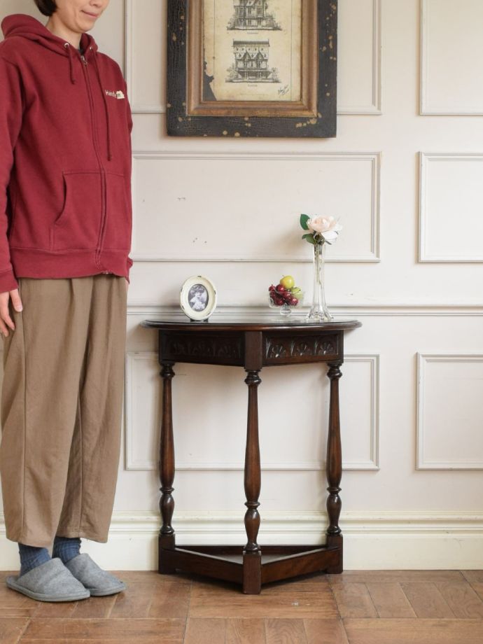 英国アンティークのコンソールテーブル