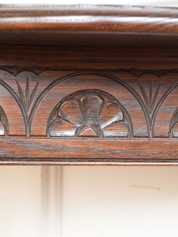 英国アンティーク家具らしい彫