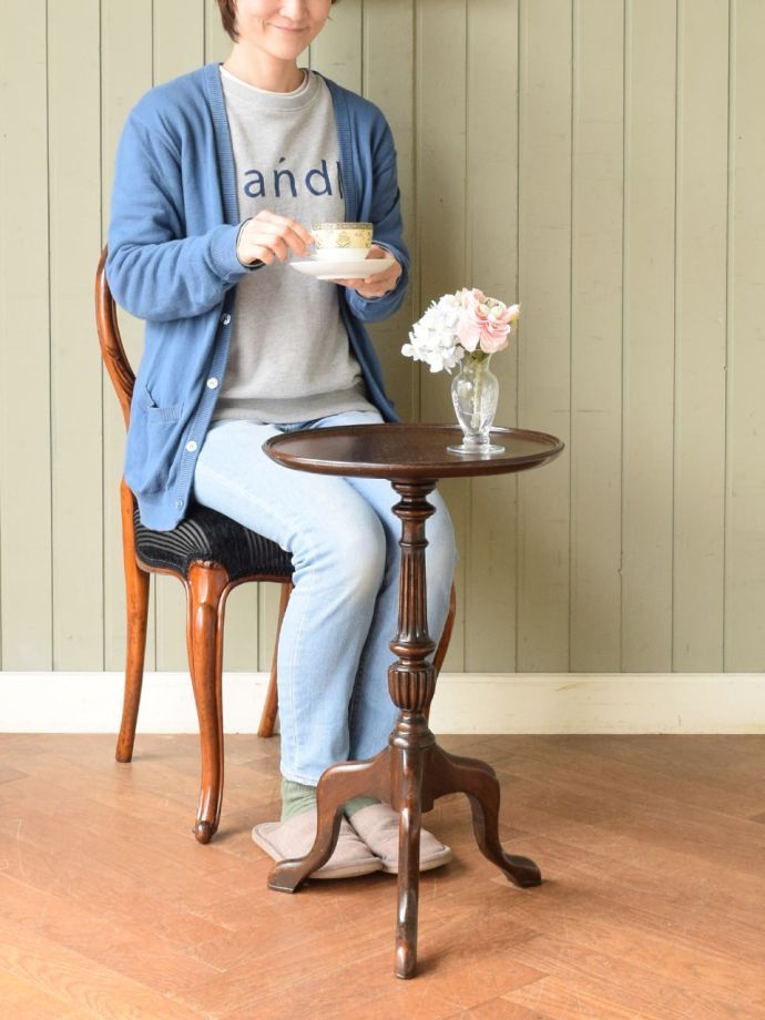 アンティークのワインテーブル