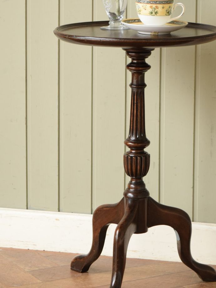 英国スタイルのアンティークテーブル