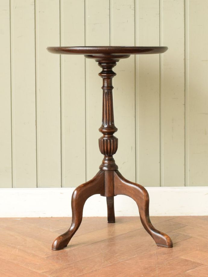 アンティークテーブルの側面