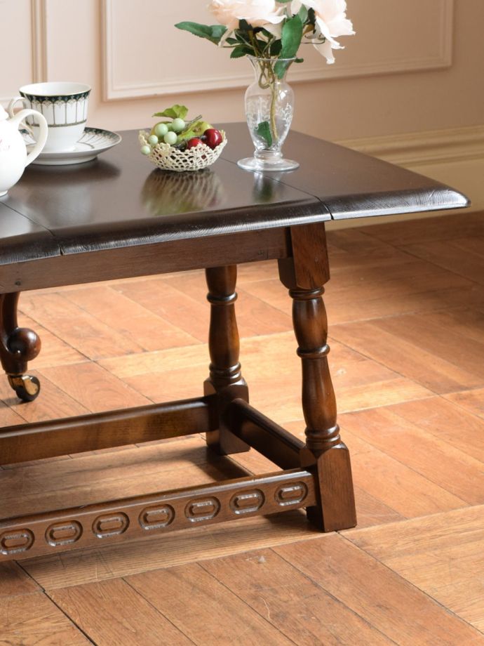 伸長式のおしゃれなアンティークテーブル