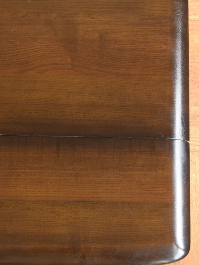 アンティークテーブルらしい木目