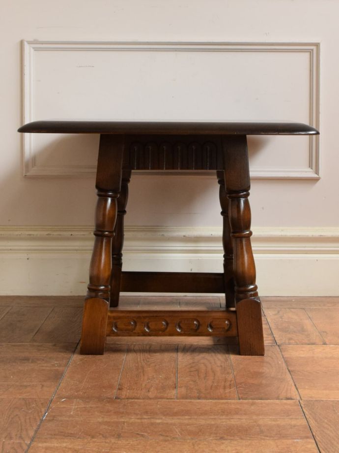 天板を広げた折り畳み式テーブル