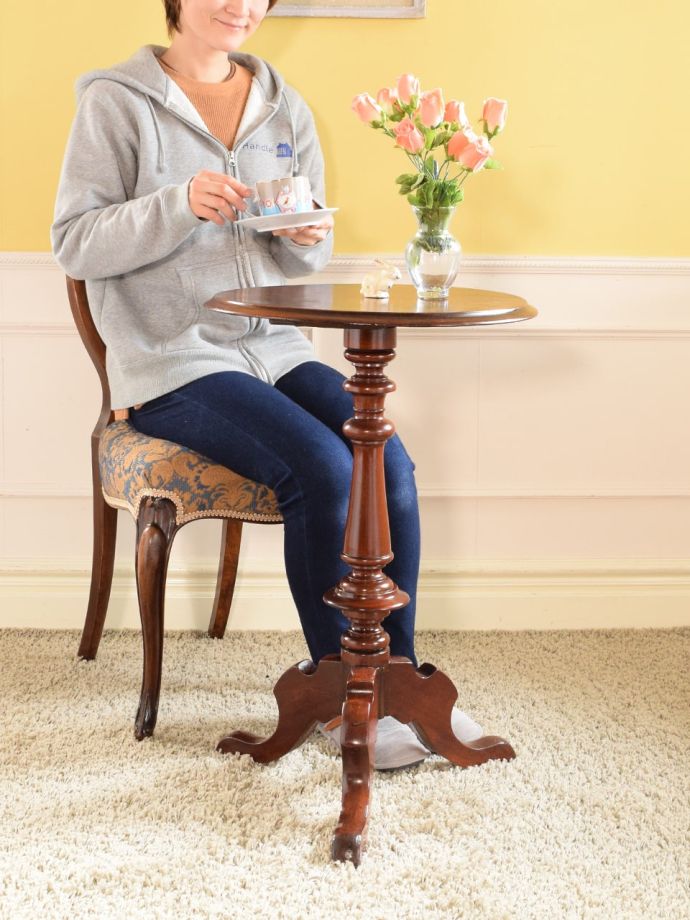 アンティークのワインテーブル