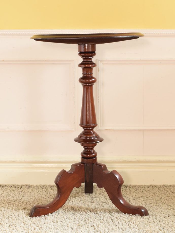 アンティークテーブルの側面