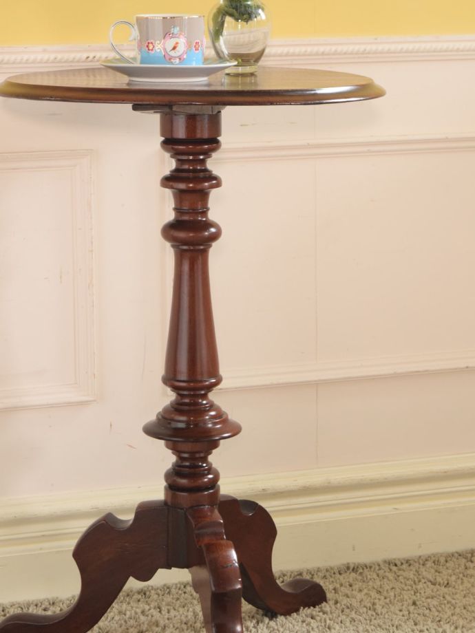 英国スタイルのアンティークテーブル