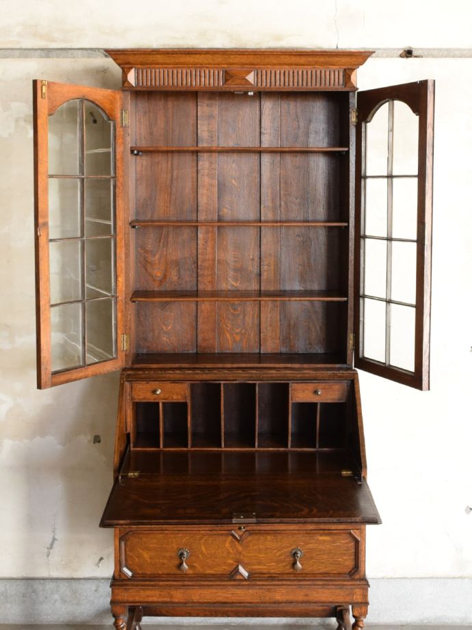 ビューローキャビネットの扉の中