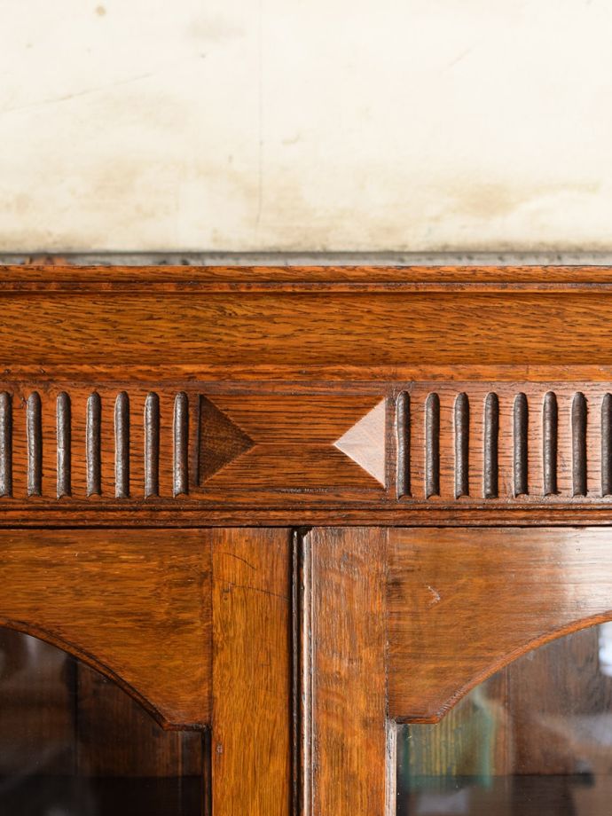 アンティークビューローブックケースの彫