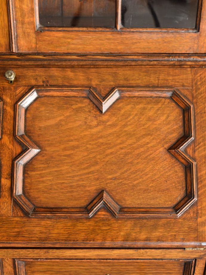 ビューローの華やかな装飾