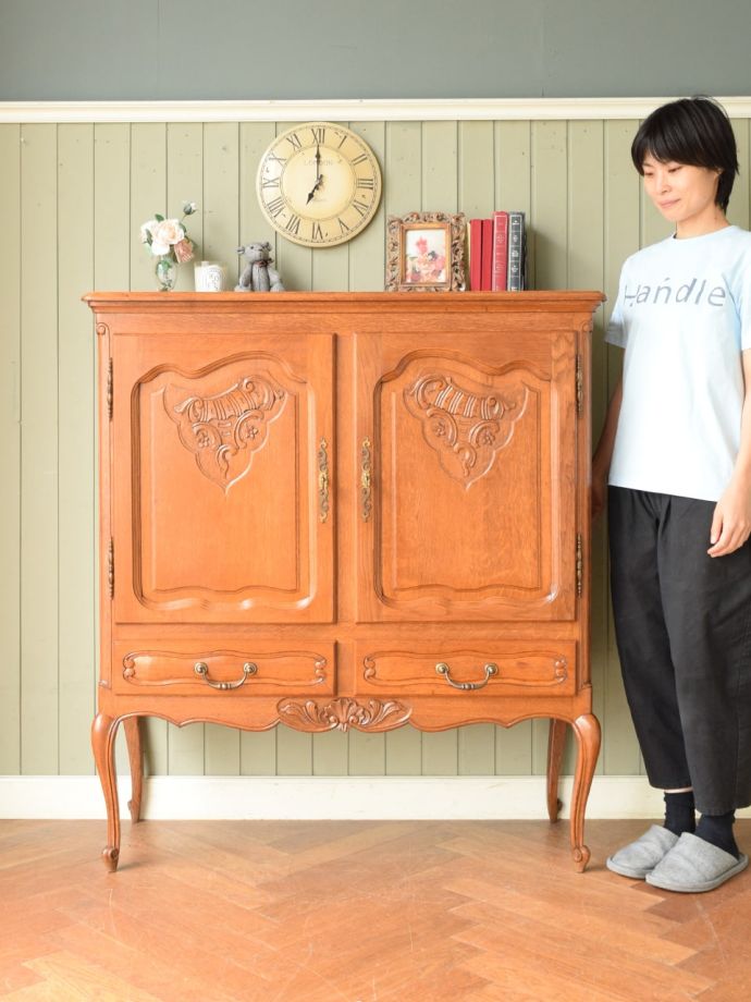 フランスの優雅なサイドボード