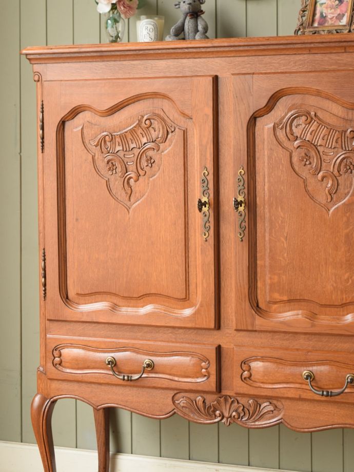 フランスのアンティークらしい美しい彫