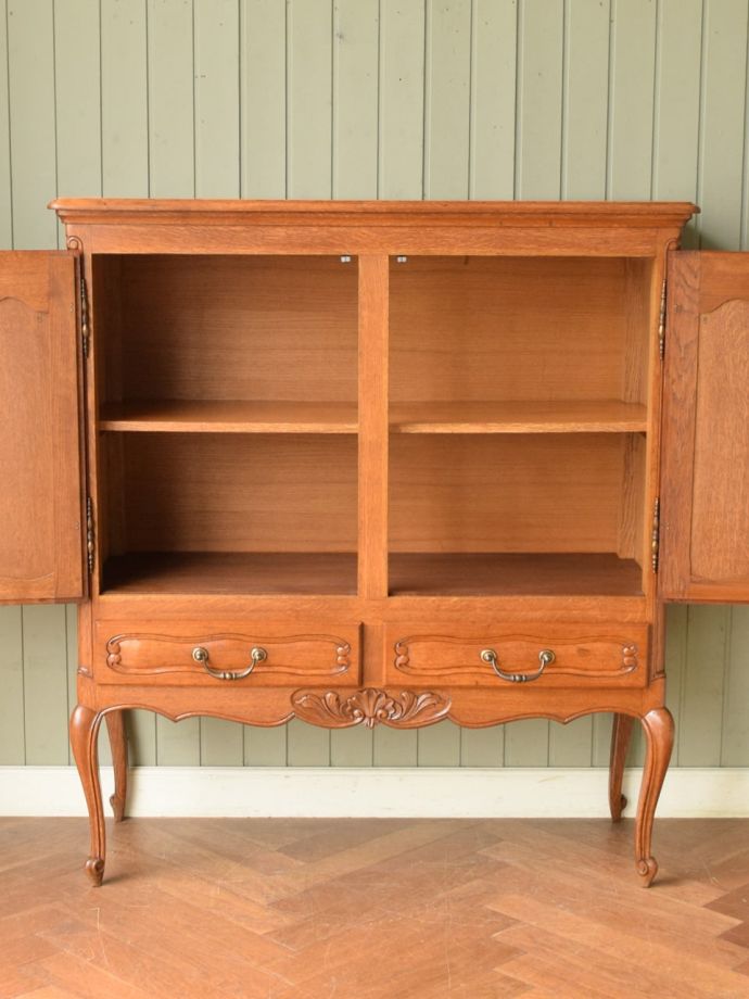 アンティークのサイドボードの扉の中