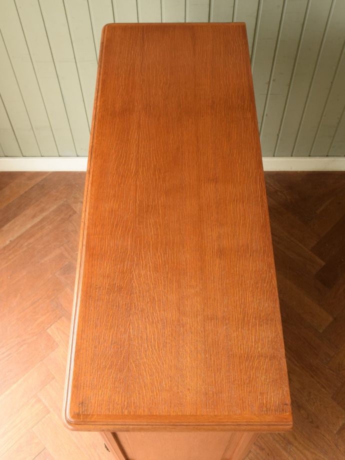 アンティークのサイドボードの天板