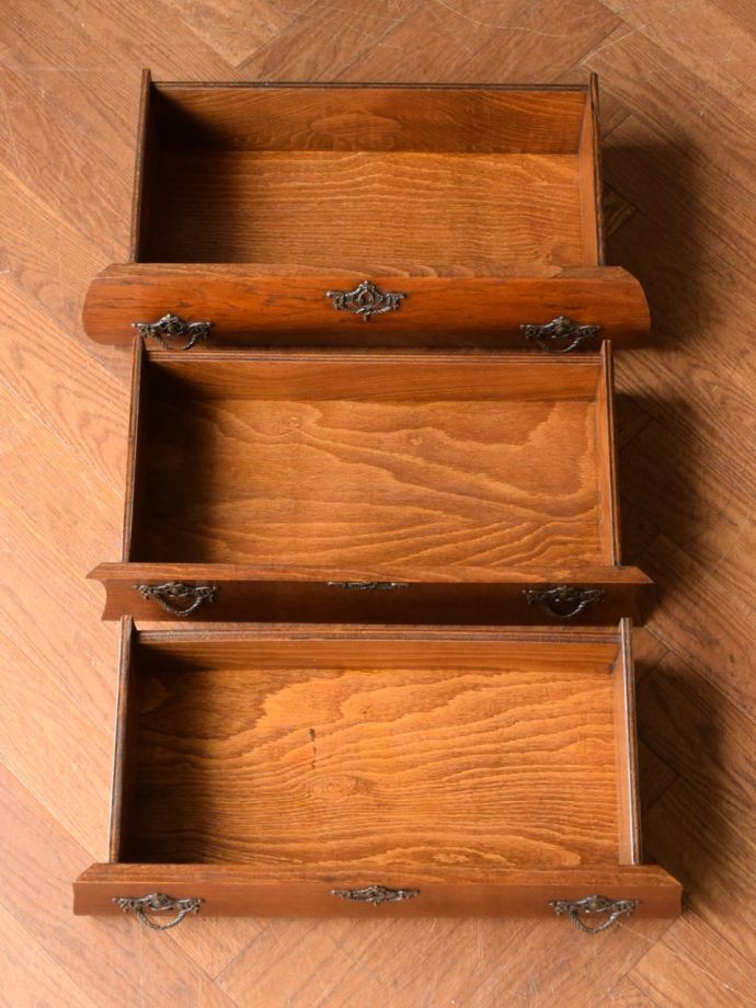 フランスのチェストの引き出しの中