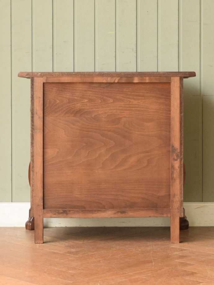 チェストの後ろ姿