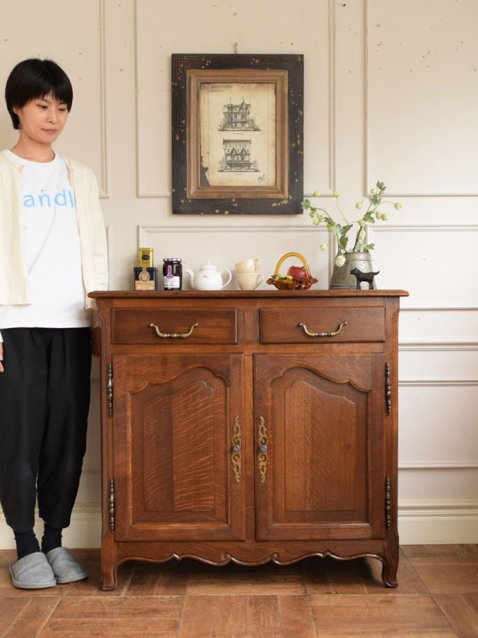 フランスの優雅なサイドボード