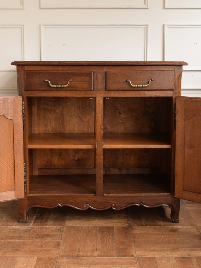 アンティークのサイドボードの扉の中