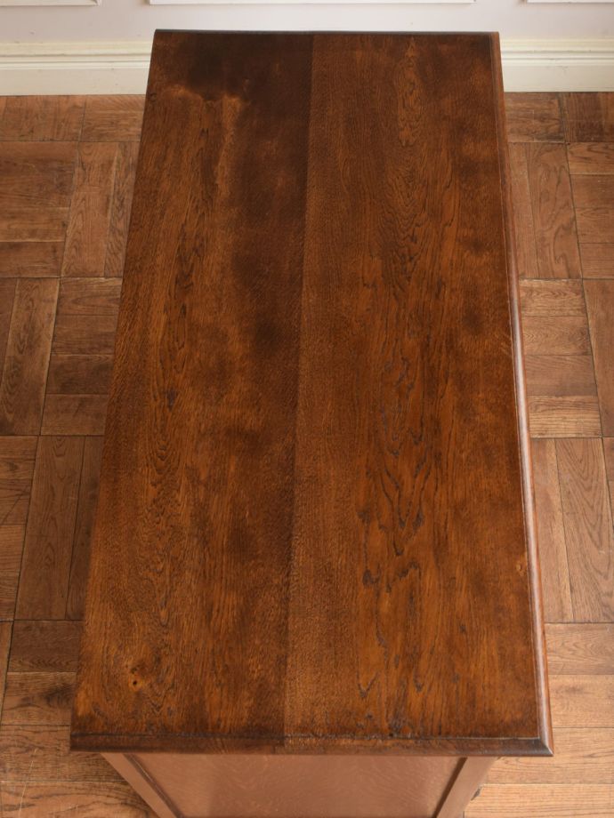 アンティークのサイドボードの天板
