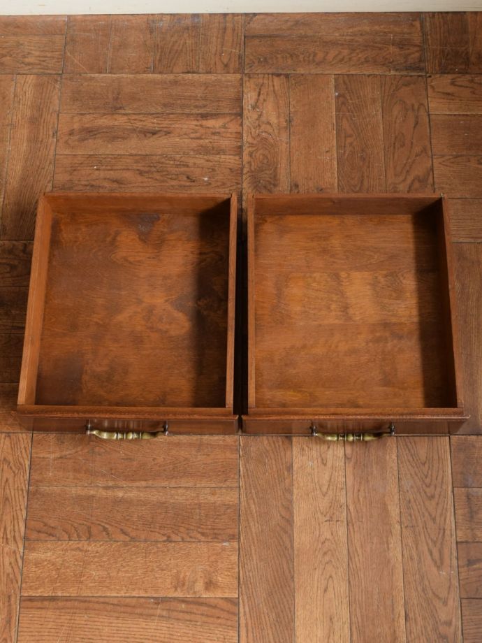 サイドボードの引き出しの中