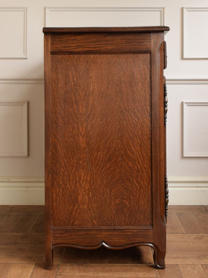 サイドボードの側面