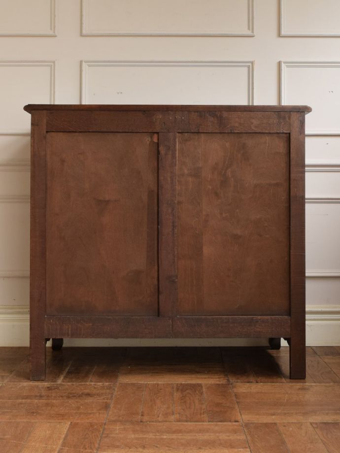 サイドボードの後ろ姿