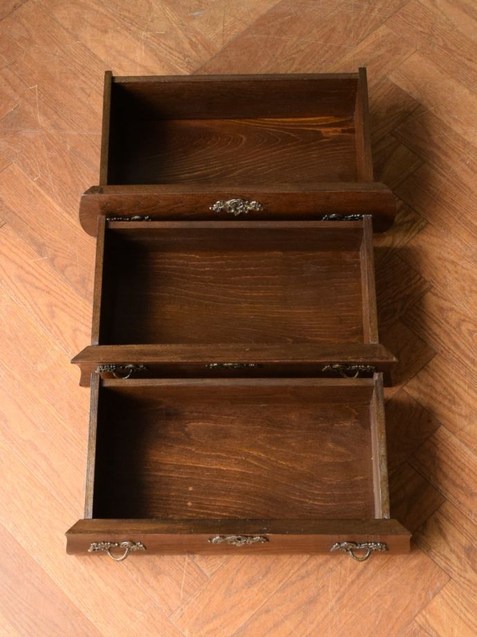 フランスのチェストの引き出しの中