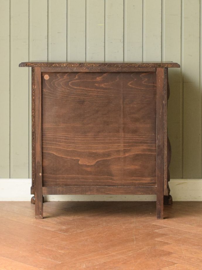 チェストの後ろ姿