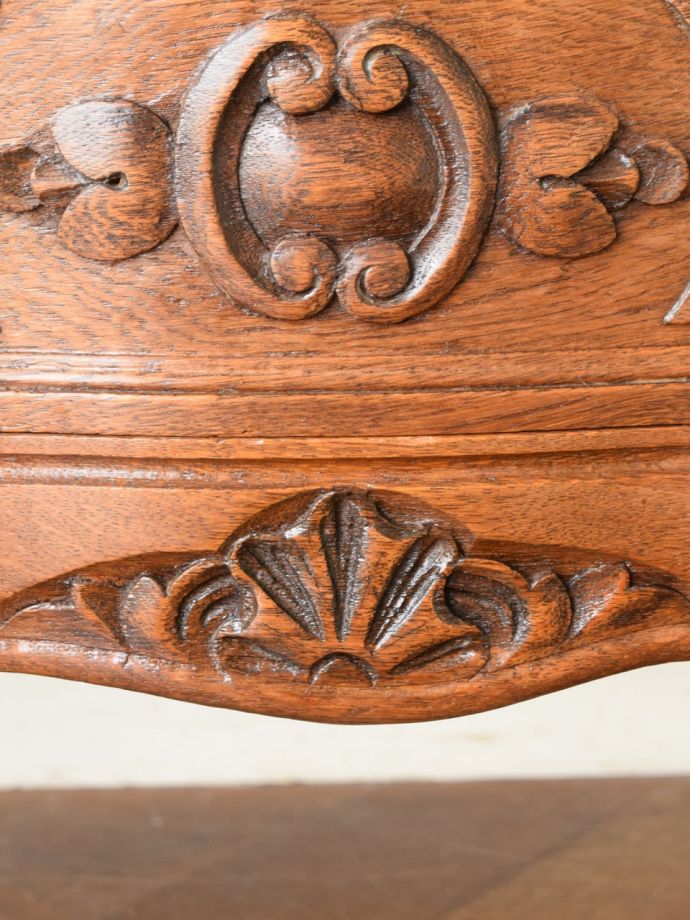 アンティークのチェストの装飾