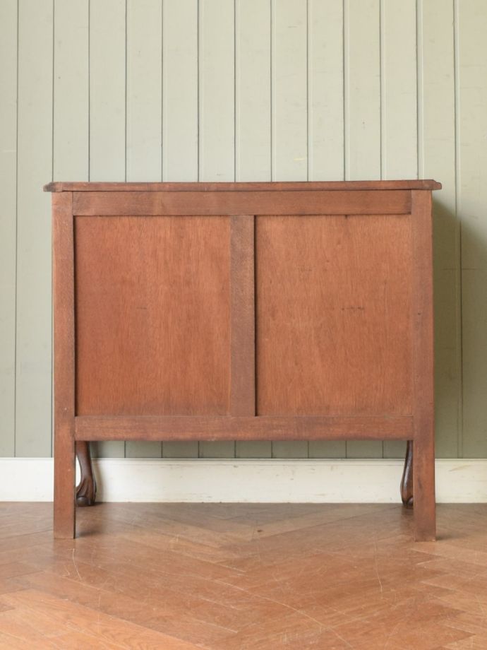 チェストの後ろ姿