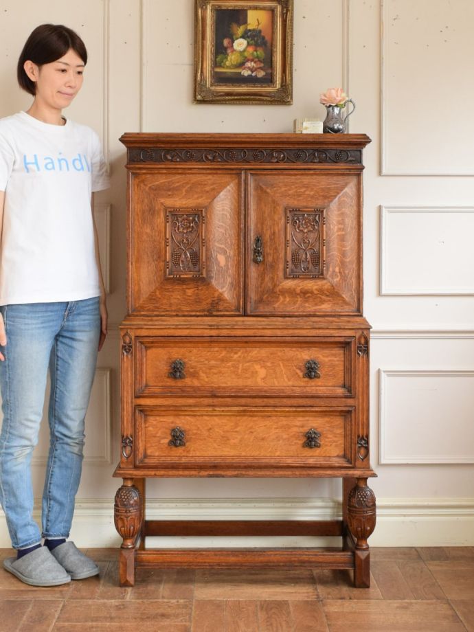 英国アンティークのキャビネット