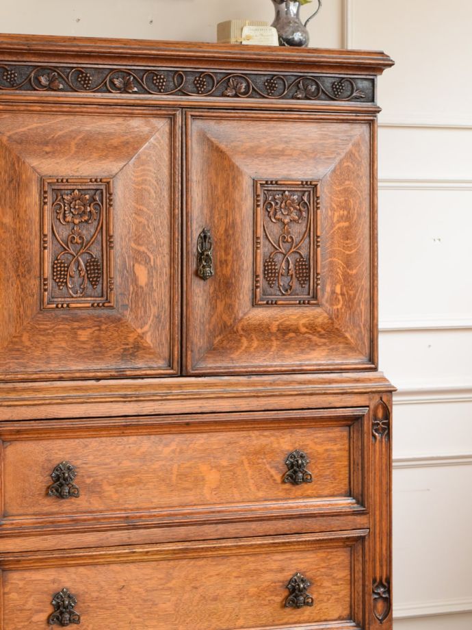 アンティーク家具らしい美しい杢目