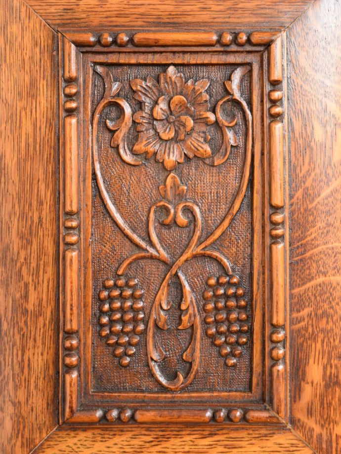 至る所に繊細な彫