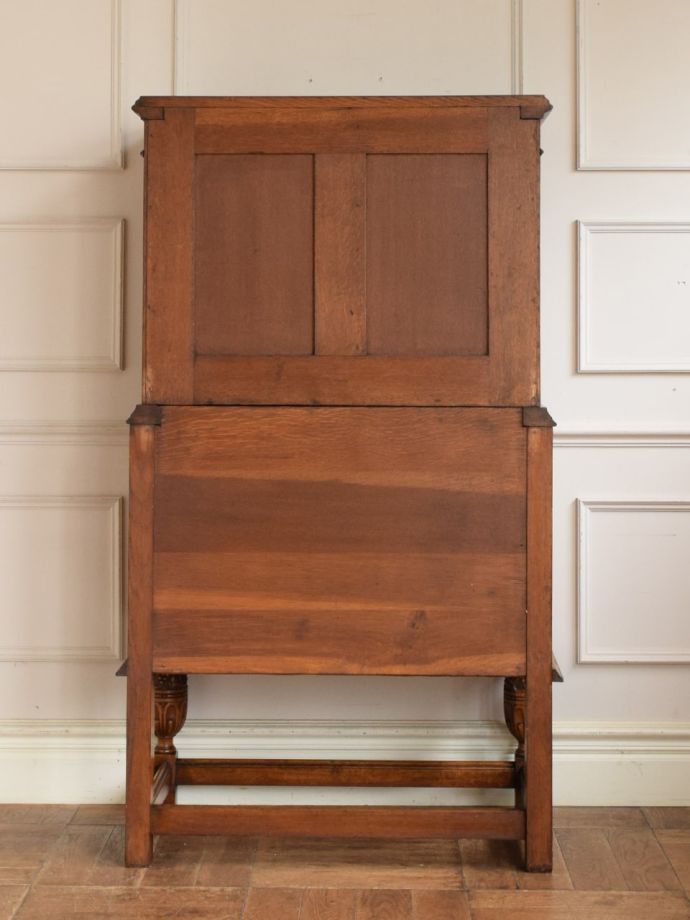 カップボードチェストの後ろ姿