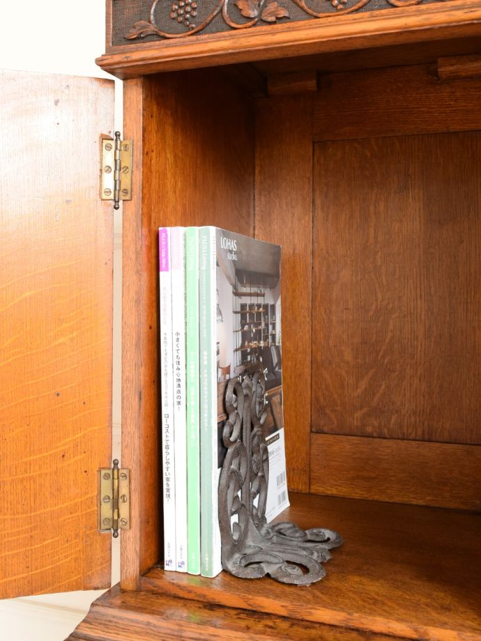 サイドボードの扉を開けると