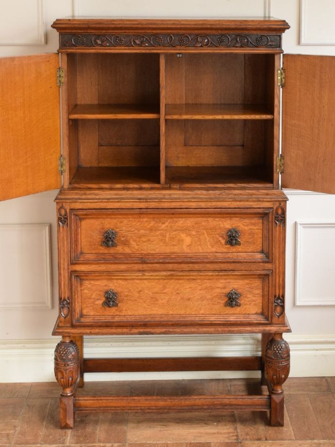 アンティークキャビネットの扉の中