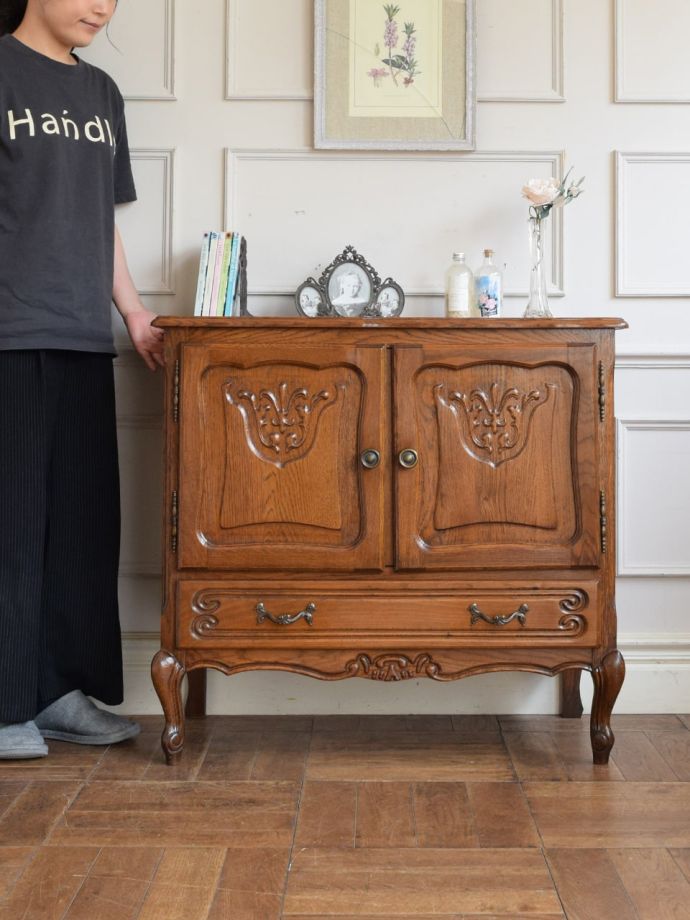 フランスの優雅なサイドボード