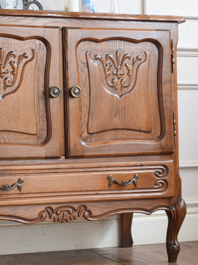 フランスのアンティークらしい美しい彫