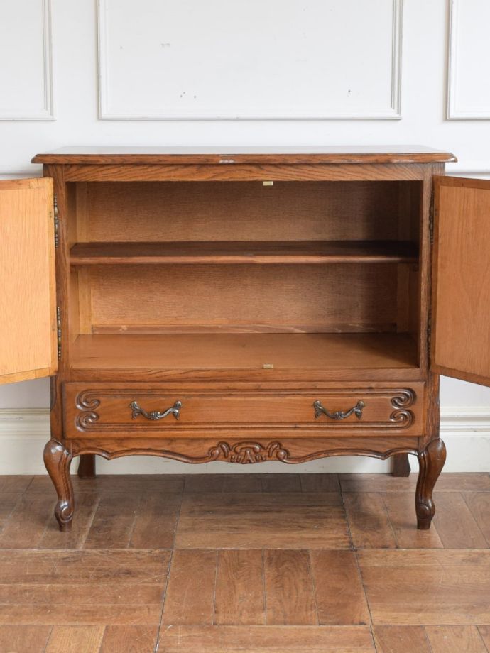 アンティークのサイドボードの扉の中