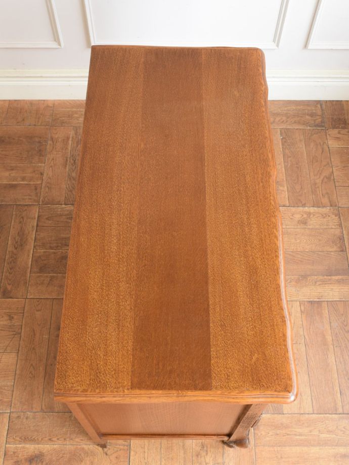 アンティークのサイドボードの天板