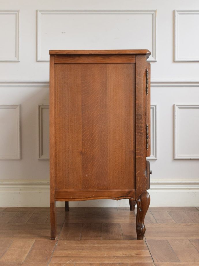 サイドボードの側面