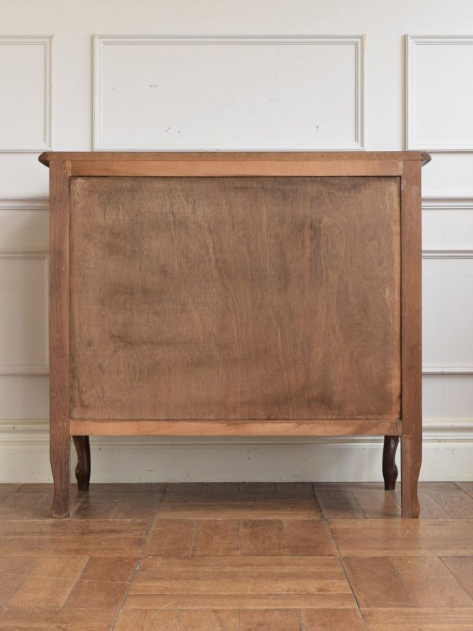 サイドボードの後ろ姿