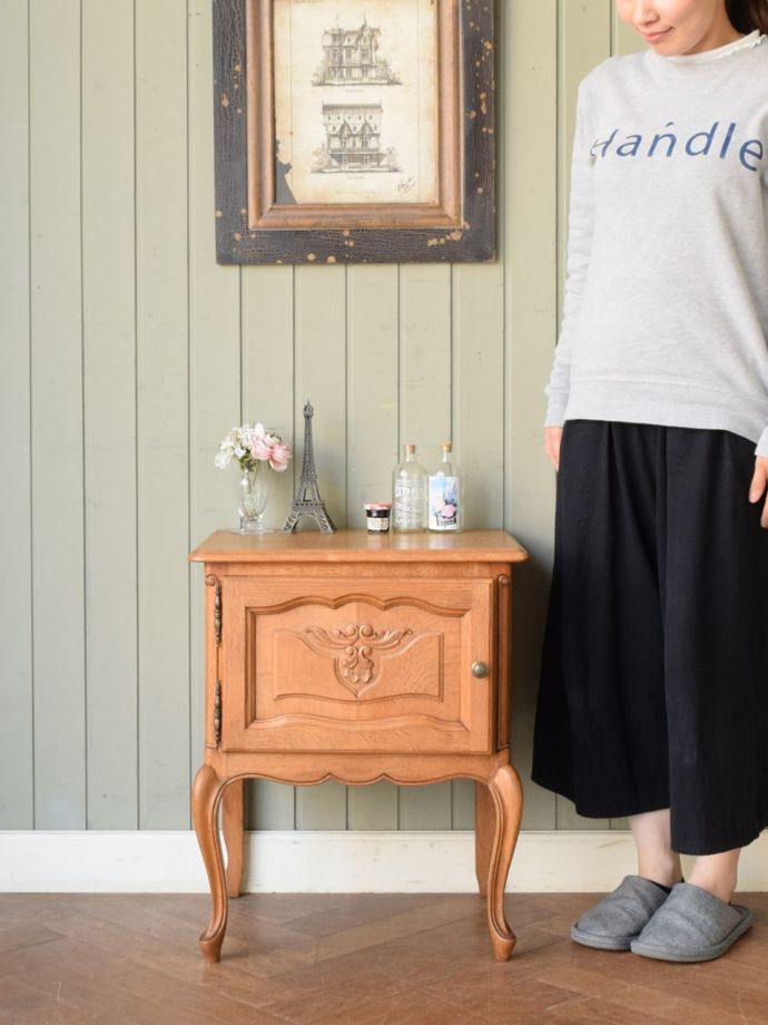 フランスの優雅なサイドキャビネット