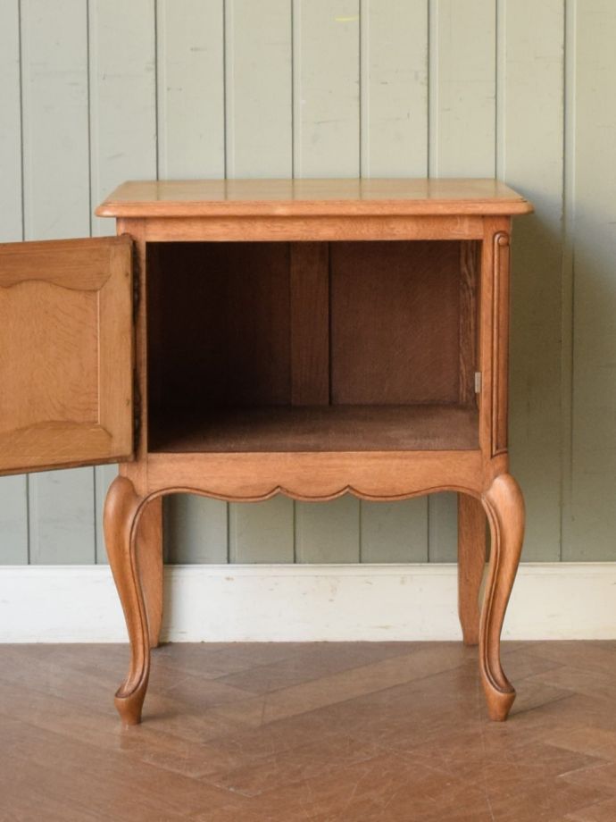 アンティークのサイドキャビネットの扉の中