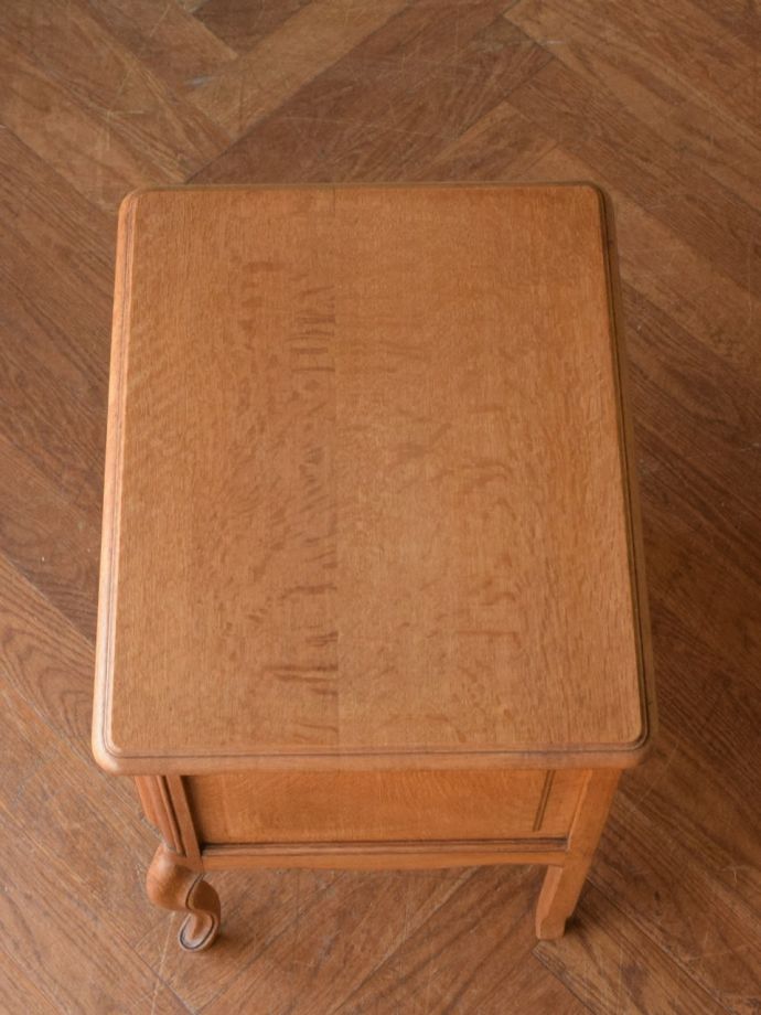 アンティークのサイドキャビネットの天板