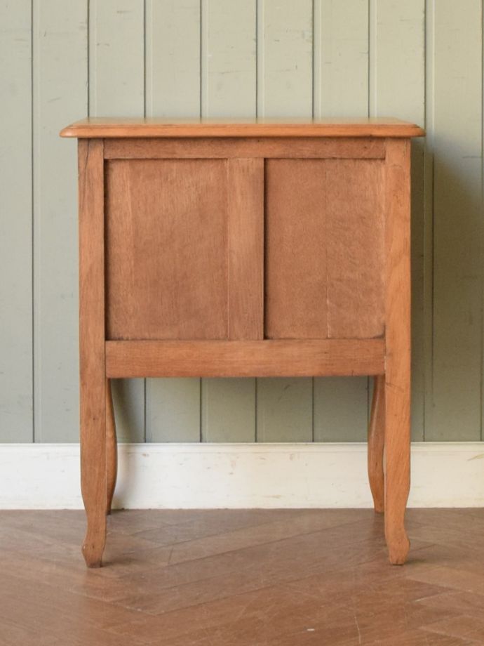 サイドキャビネットの後ろ姿