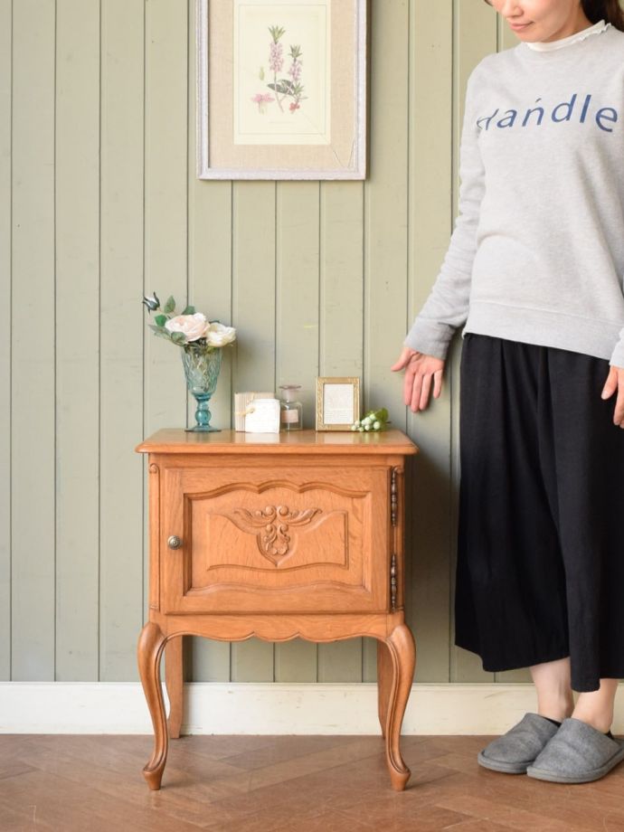 フランスの優雅なサイドキャビネット